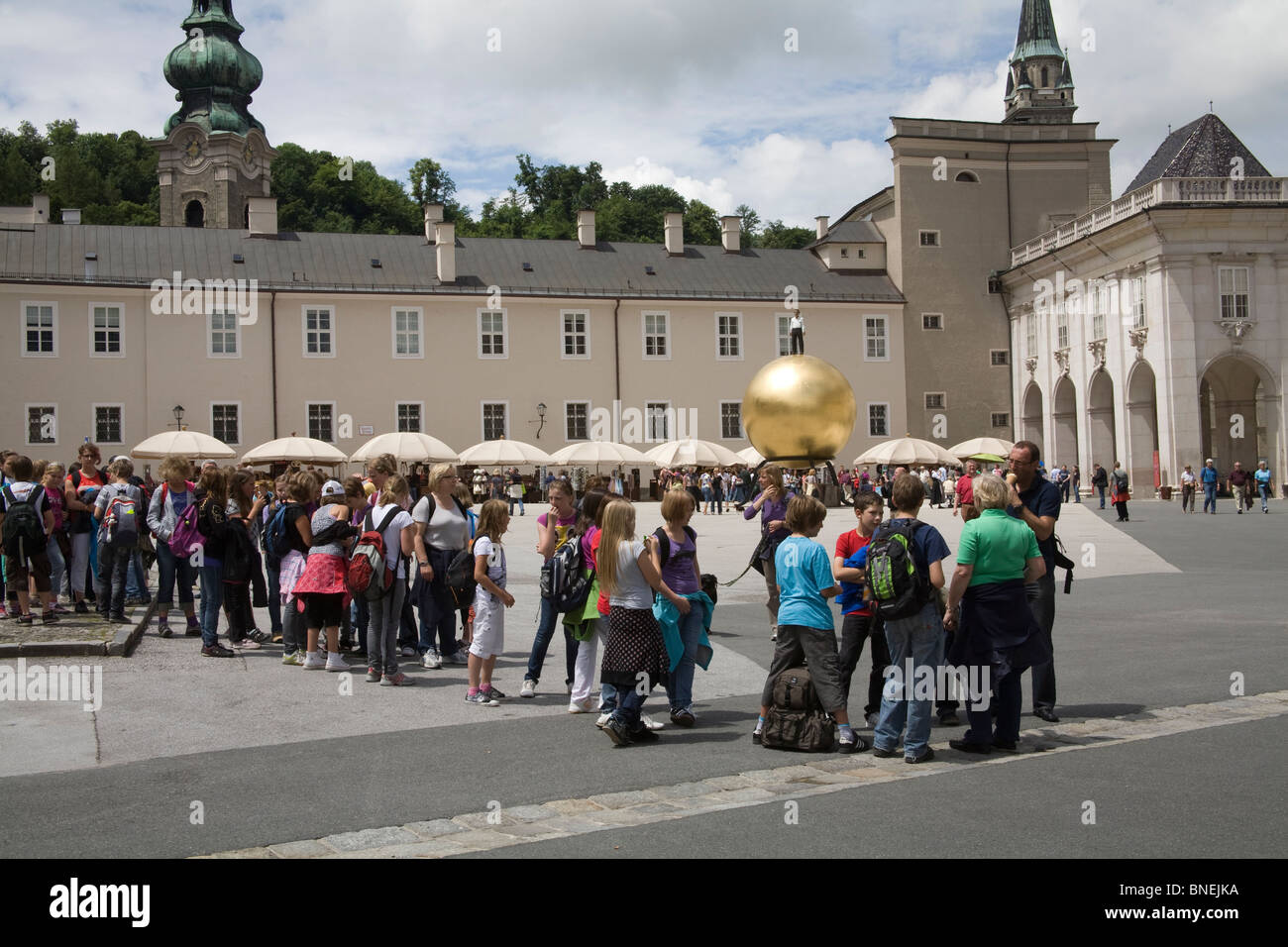 Salzburg Austria UE i bambini in gita scolastica schierate in Kapitel Platz Foto Stock
