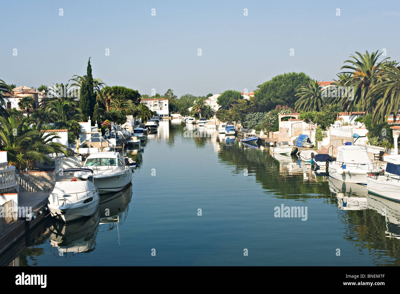 Ville e barche di lusso ormeggiate nella rete dei canali a Empuriabrava Costa Brava Catalogna Spagna Espana Foto Stock
