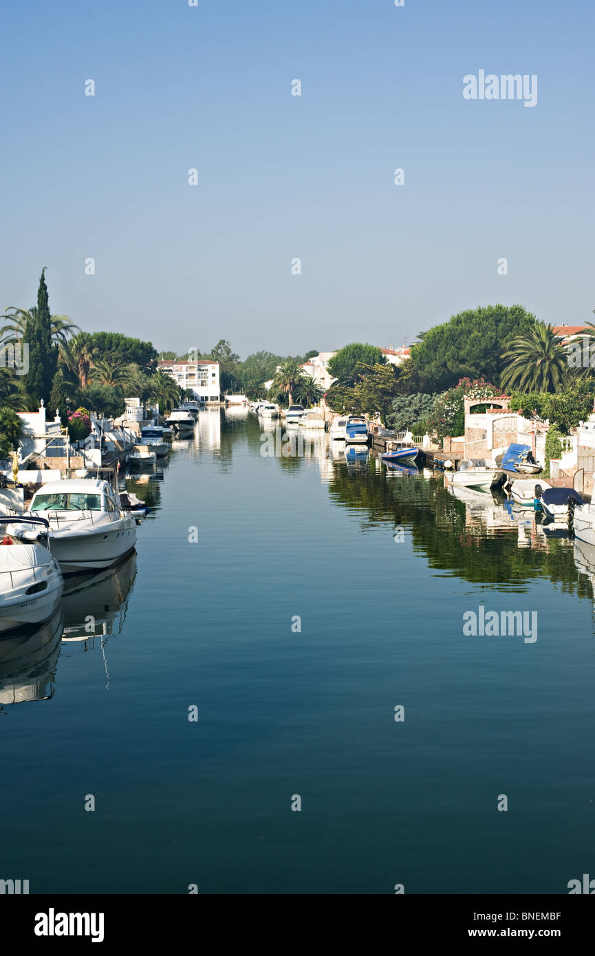 Ville e barche di lusso ormeggiate nella rete dei canali a Empuriabrava Costa Brava Catalogna Spagna Espana Foto Stock