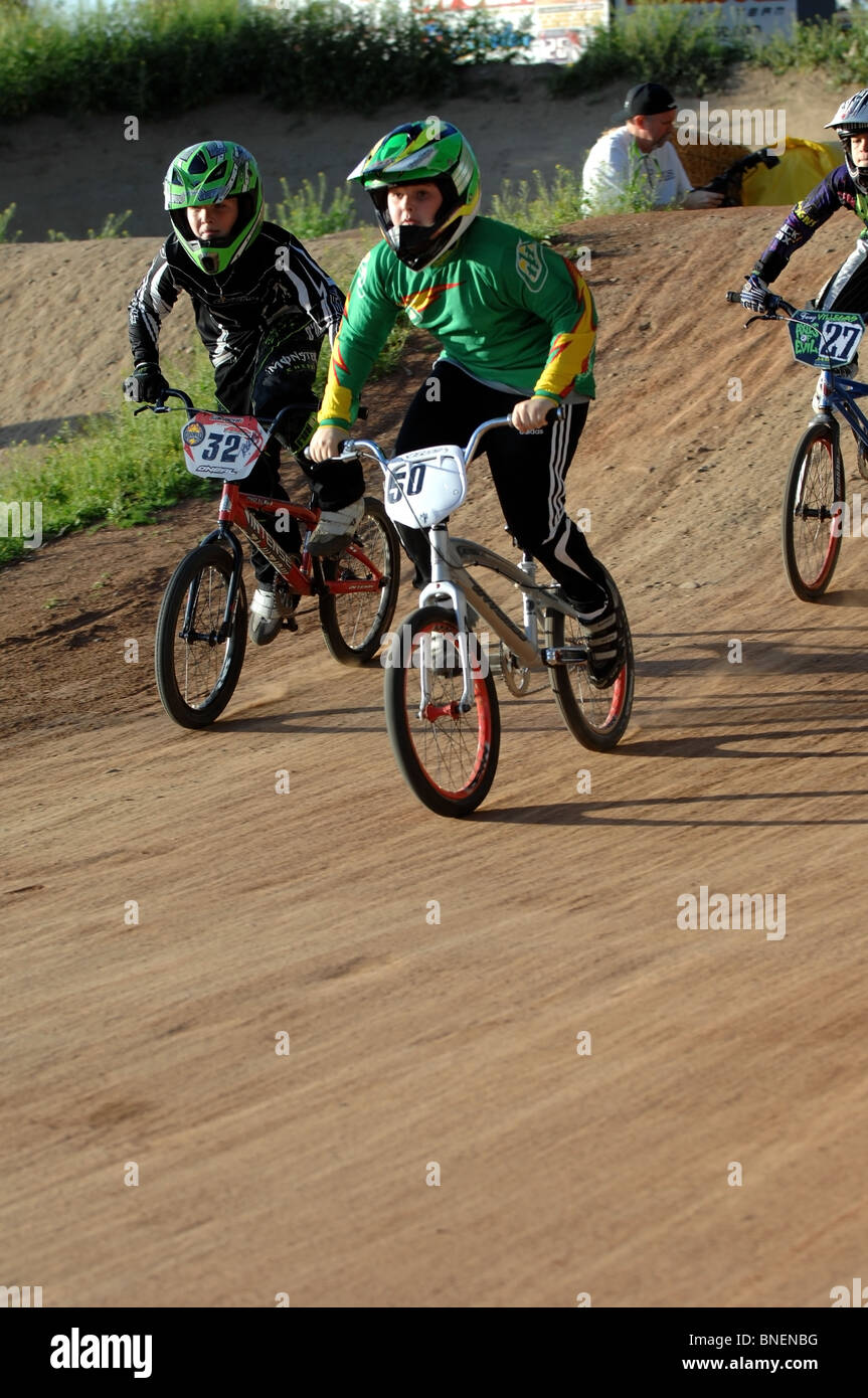 Giovani di biciclette BMX piloti presso il locale della pista in arancione, California. Foto Stock