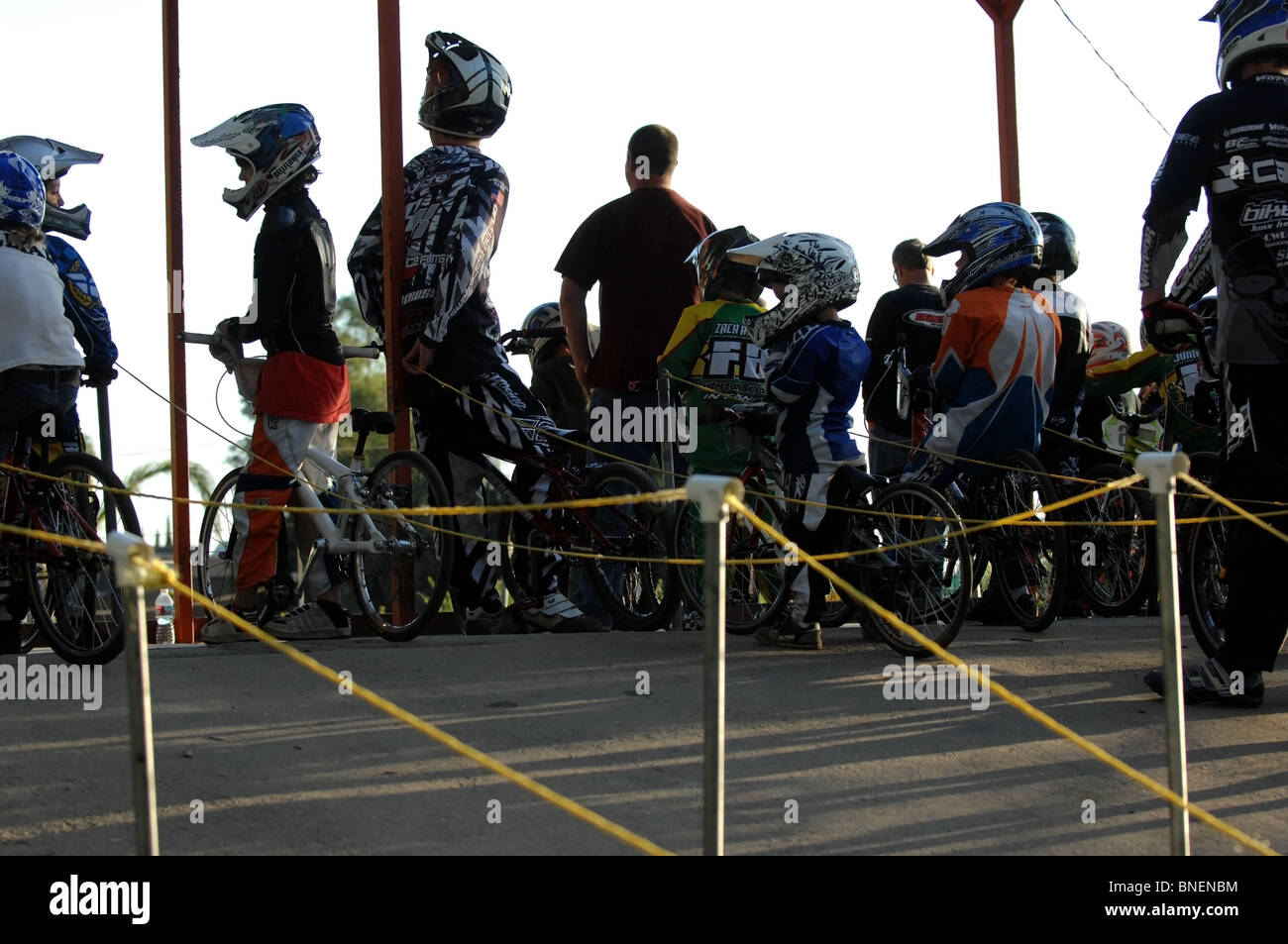 Giovani di biciclette BMX piloti presso il locale della pista in arancione, California. Foto Stock