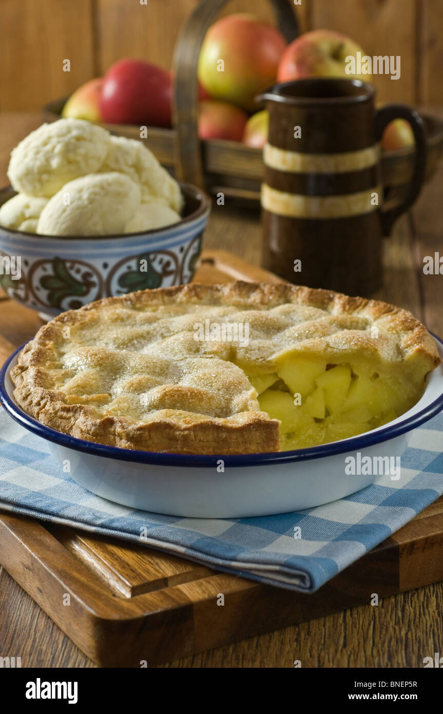 La torta di mele con gelato dessert Foto Stock