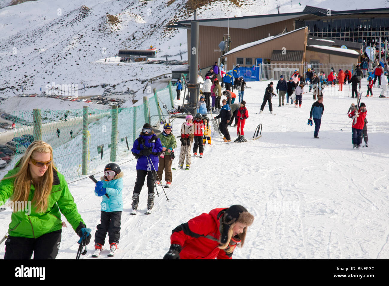 Le persone che viaggiano sui partecipanti ski lift a Coronet Peak ski resort in Nuova Zelanda Foto Stock