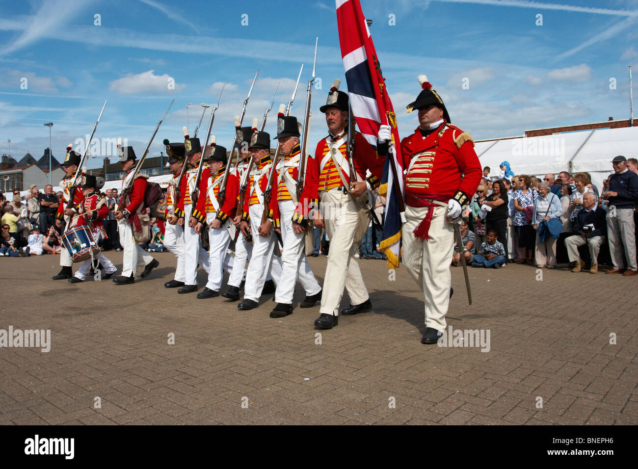 Soldati che marciano,maritime,uniformi colorate con bandiera britannica Foto Stock