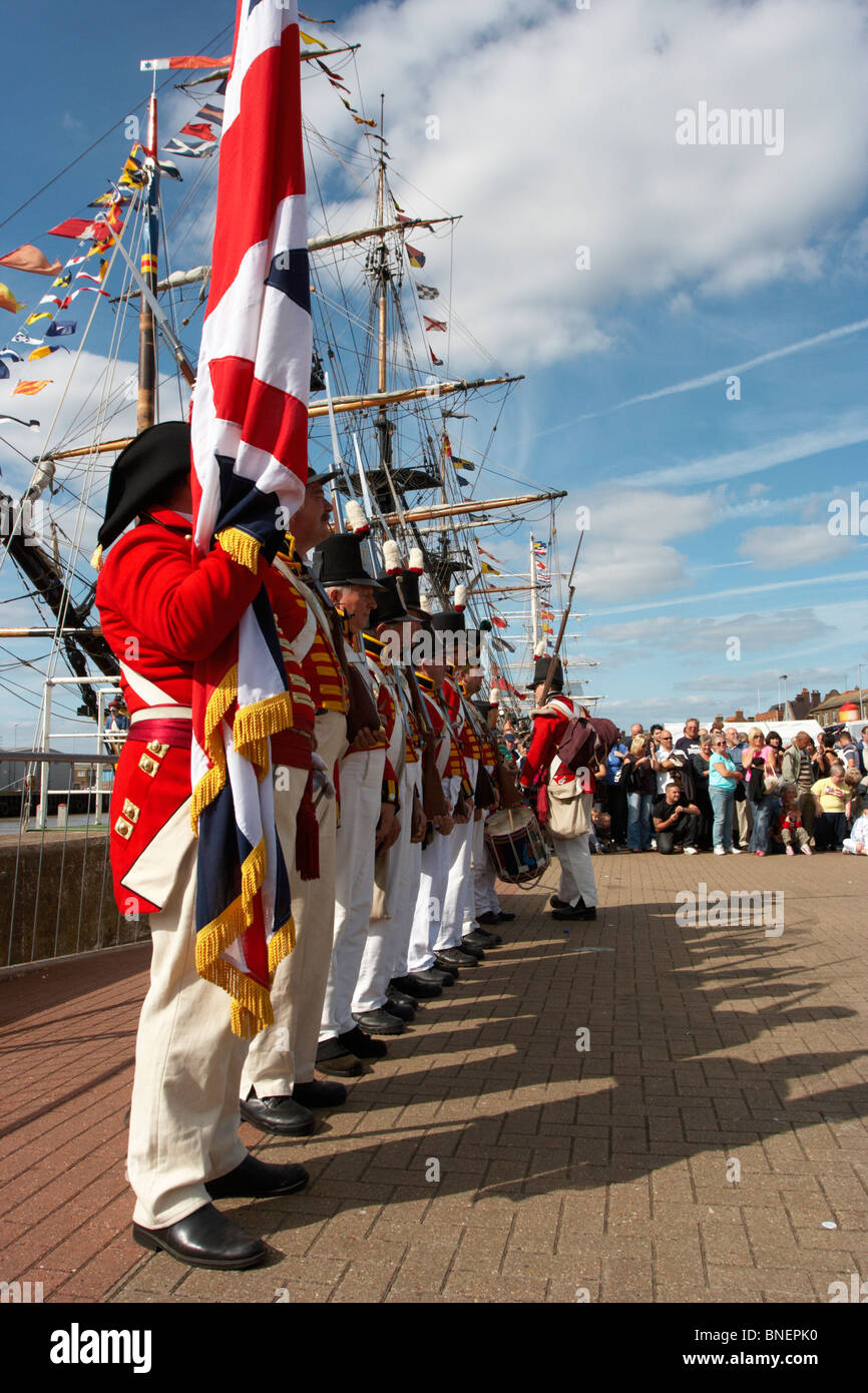 Soldati che marciano,maritime,uniformi colorate con bandiera britannica Foto Stock