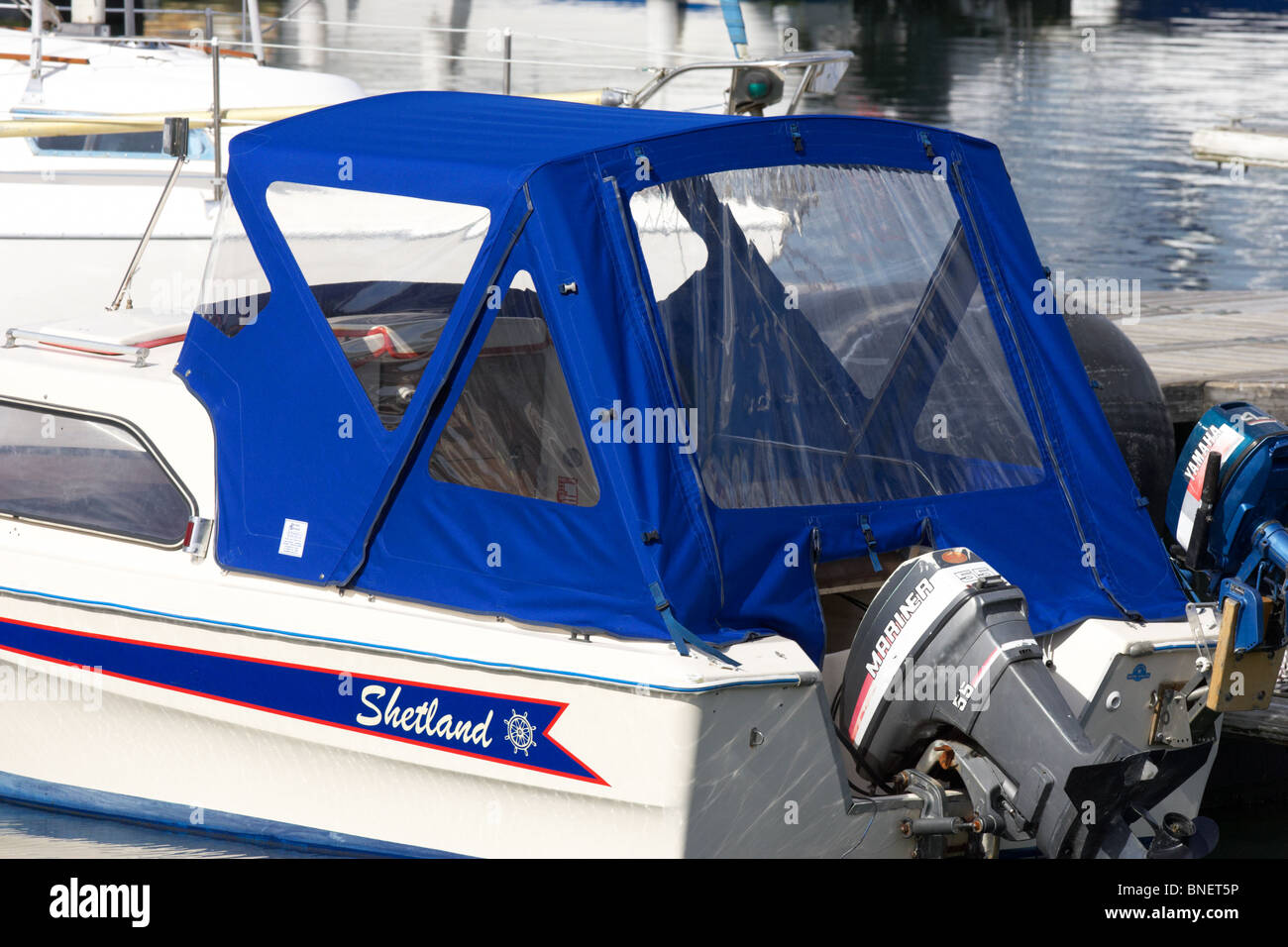 La pram copertura tettoia in barca che copre le Shetland barca ormeggiata in porto la contea di Down Irlanda del Nord Regno Unito Foto Stock La pram copertura tettoia in barca che copre le Shetland barca ormeggiata in porto la contea di Down Irlanda del Nord Regno Unito Foto Stock