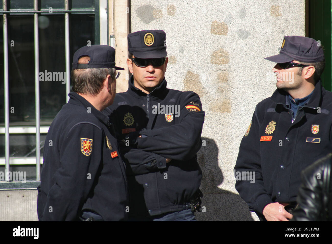 Tre agenti di polizia nella nazionale spagnola di forza di polizia presso il Plaza de la Puerta del Sol di Madrid Foto Stock