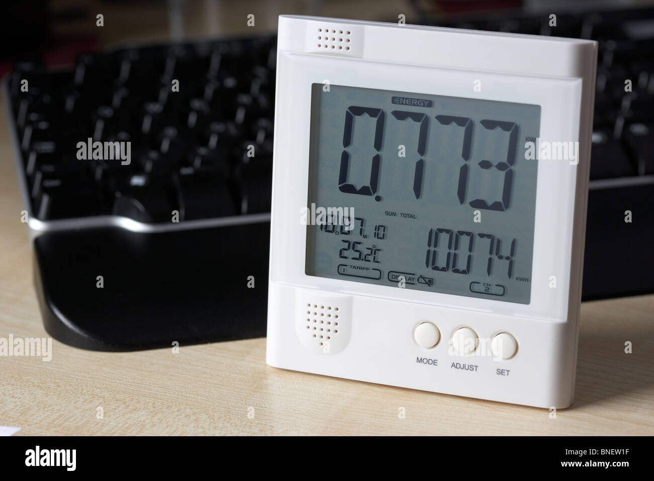 Utilizzando un wireless electricity monitor per il monitoraggio del consumo di elettricità in un ufficio a casa ambiente nel Regno Unito Foto Stock