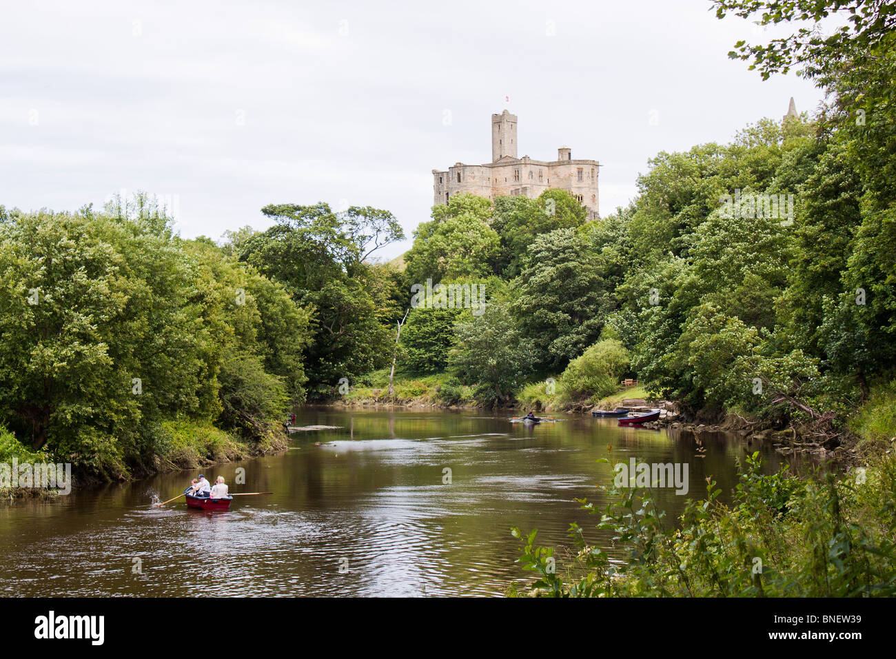 Il castello di Warkworth sul fiume Coquet Foto Stock