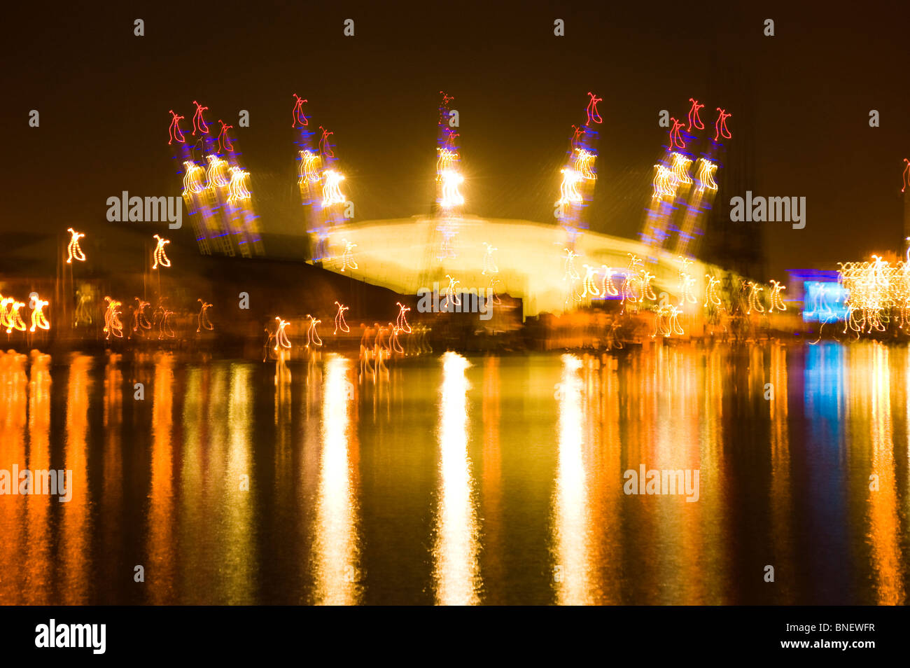 Moto notte sfocata studio del Millennium Dome o O2 Arena sulla penisola di Greenwich Londra Inghilterra REGNO UNITO Foto Stock