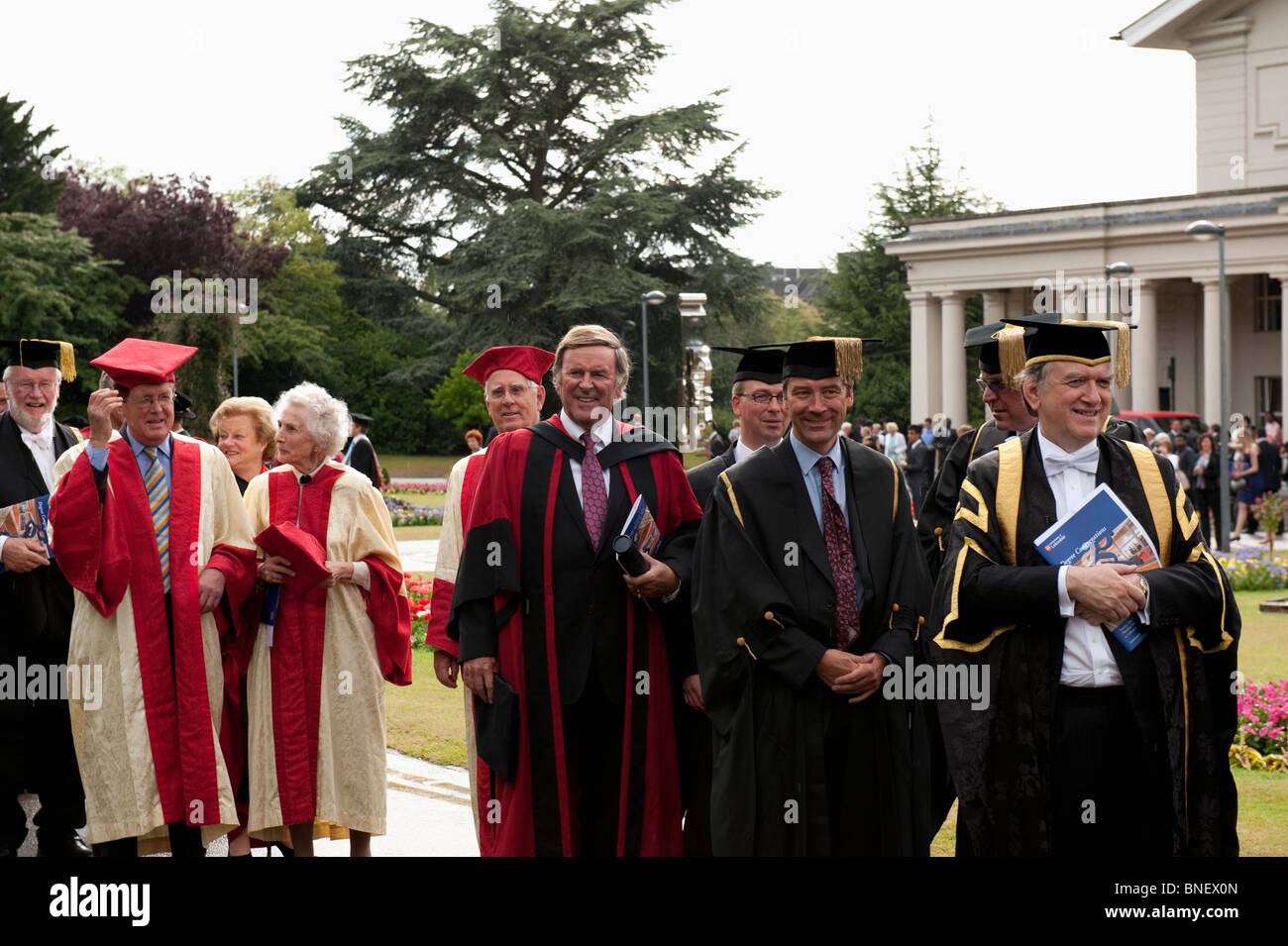 Sir Terry Wogan riceve la laurea honoris causa, dottore in legge, a Leicester University. Foto Stock