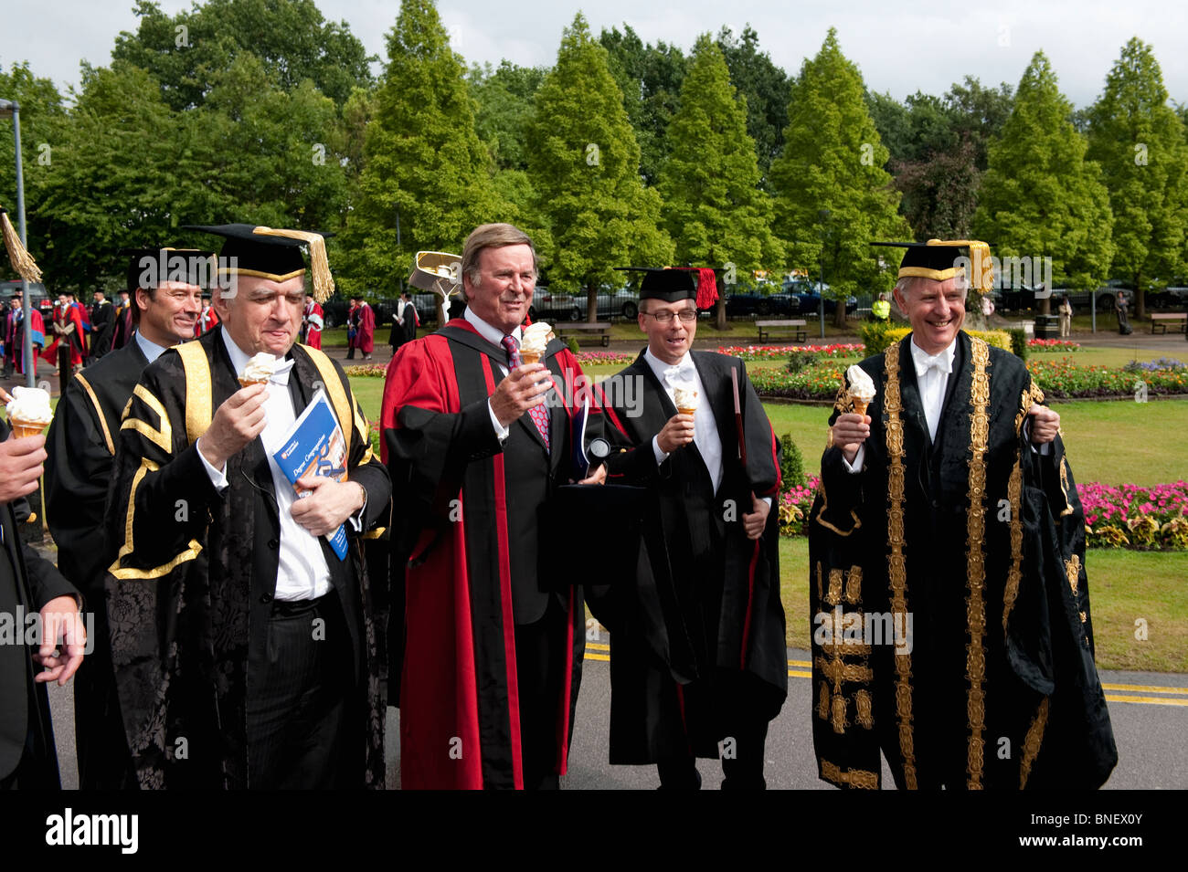 Sir Terry Wogan riceve la laurea honoris causa, dottore in legge, a Leicester University. Foto Stock