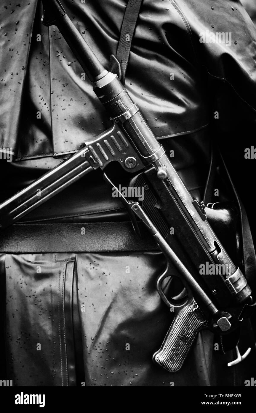 WW2 esercito tedesco soldato che porta MP40 9 mm mitragliatore. Re storico la promulgazione. Monocromatico Foto Stock