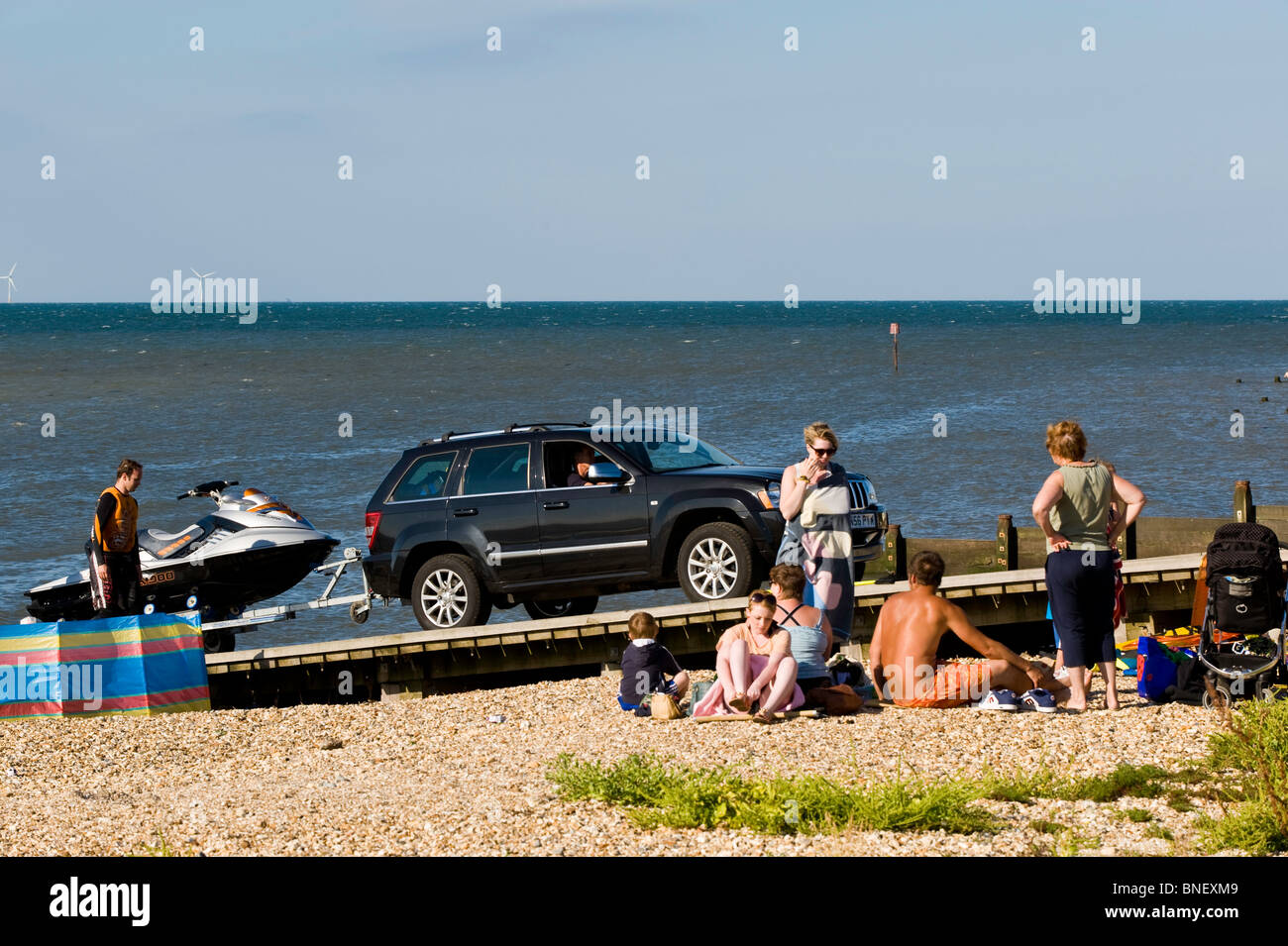 Persone rilassante sulla spiaggia, whitstable kent, Regno Unito Foto Stock