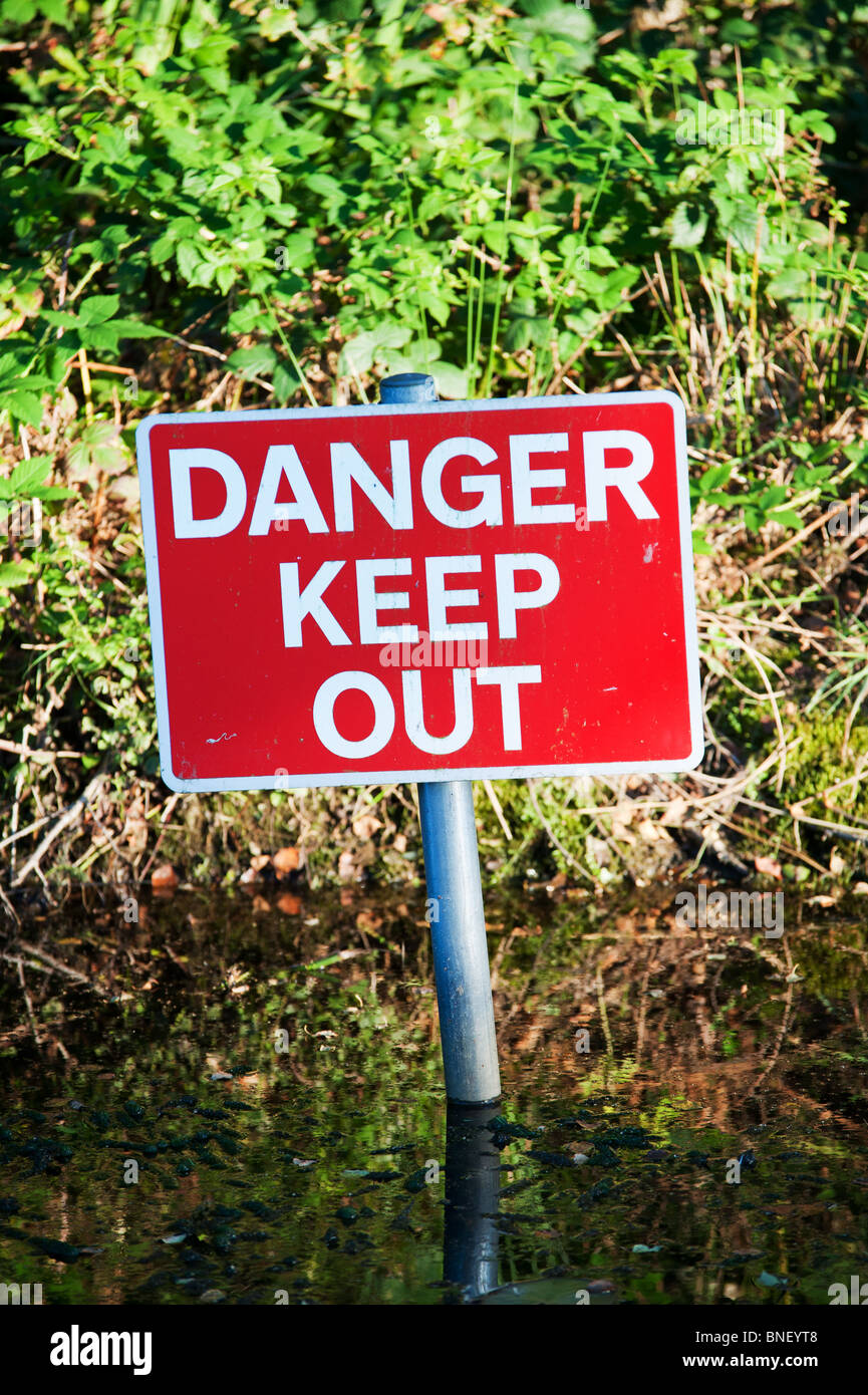 Segnaletica di pericolo in acqua. Foto Stock