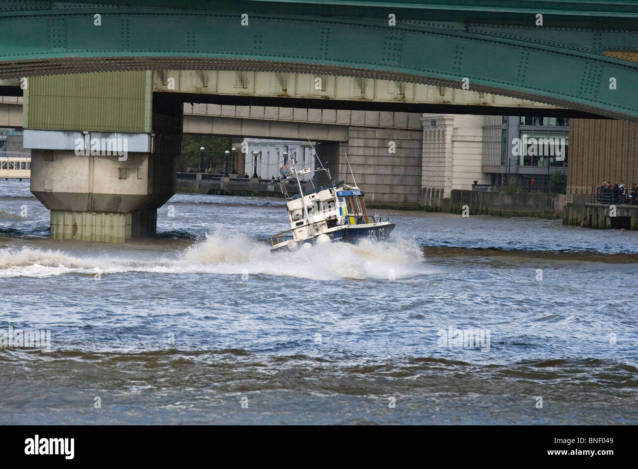 Lancio di polizia a velocità sul Fiume Tamigi da South Bank di Londra, Regno Unito Foto Stock