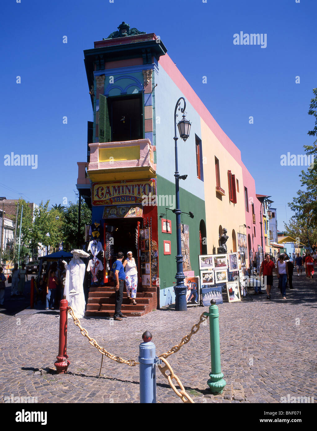 A tinte pastello di edifici colorati, Caminito Street, La Boca, Buenos Aires, Argentina Foto Stock