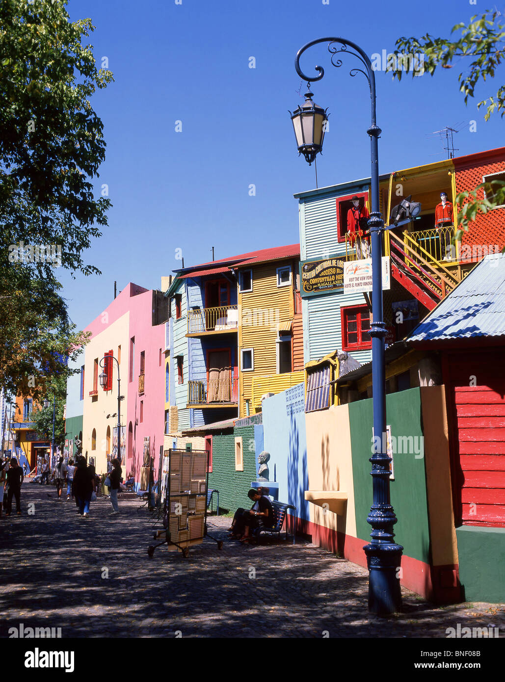 A tinte pastello di edifici colorati, Caminito Street, La Boca, Buenos Aires, Argentina Foto Stock