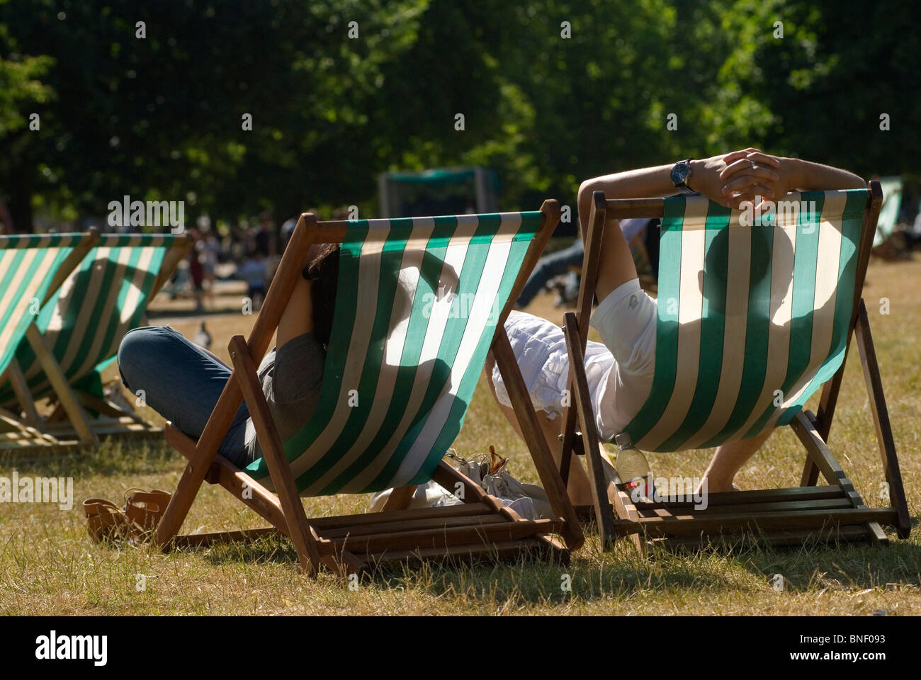 Le coppie sdraio godono del sole estivo durante una mini ondata di caldo Hyde Park Londra UK Climate Change 2010, 2010s HOMER SYKES Foto Stock