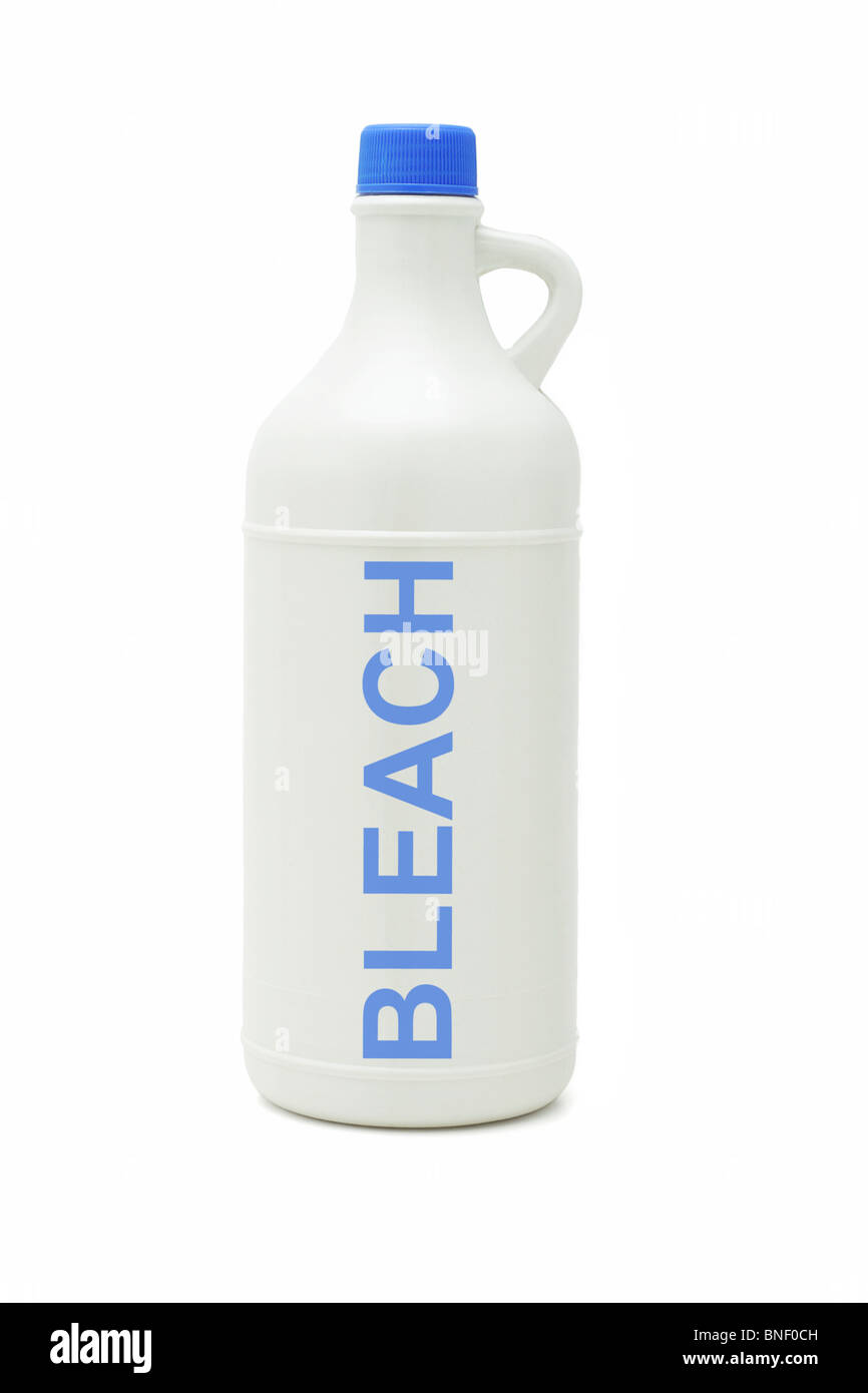 Bottiglia di plastica di candeggina di famiglia su sfondo bianco Foto Stock
