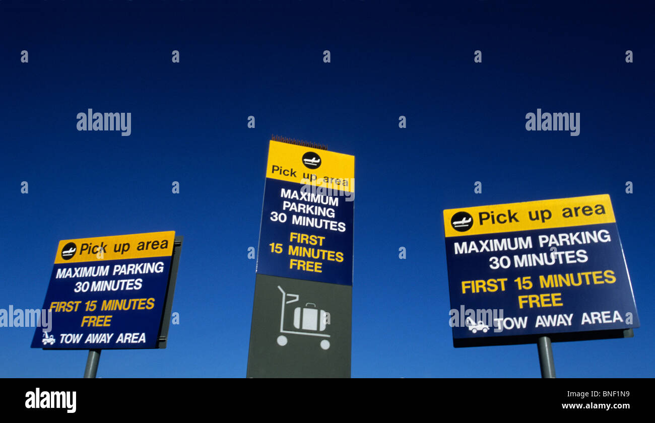 Segni di parcheggio, l'aeroporto di Stansted, Regno Unito Foto Stock