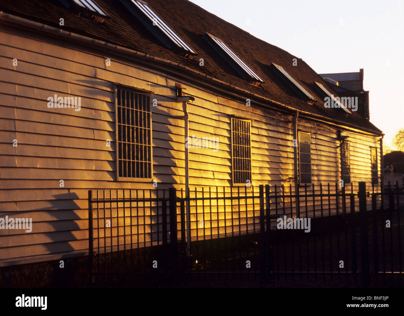 Edifici in legno luce della sera, Chatham Historic Dockyard, Kent, Regno Unito Foto Stock