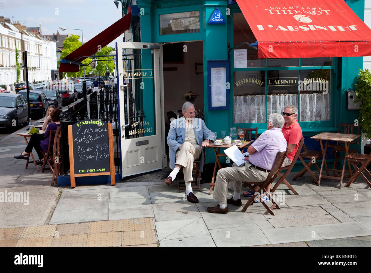 Tre amici a pranzo fuori del ristorante in Primrose Hill, Londra Foto Stock