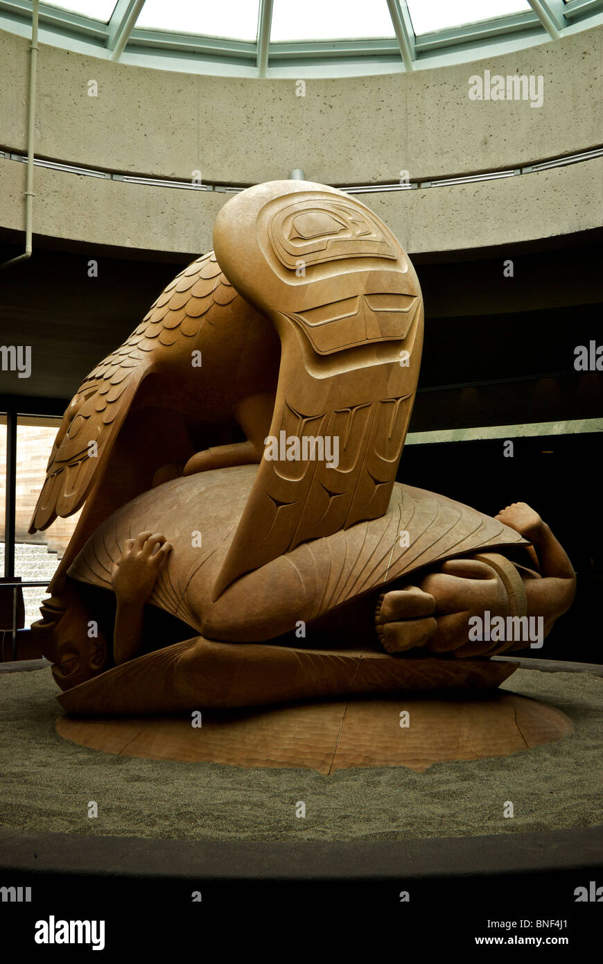 Giallo scolpito in legno di cedro scultura il corvo ed i primi uomini da Haida artista BIll Reid a Vancouver Museo di Antropologia di UBC Foto Stock