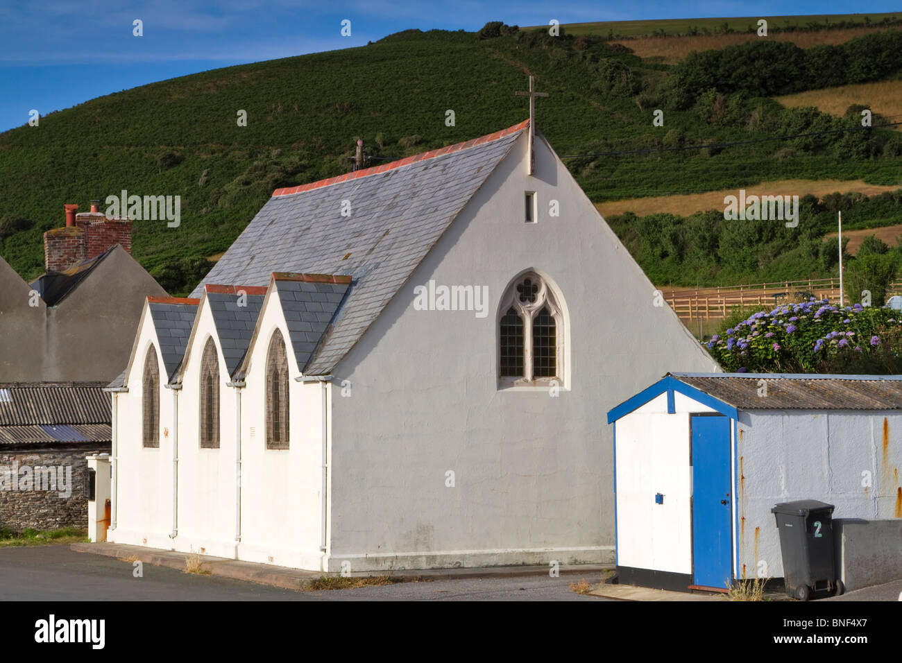 Sant'Andrea Chiesa a Beesands, Sud prosciutti, Devon. Questa minuscola cappella anglicana sedi 46 persone nel piccolo borgo di pesca. Foto Stock