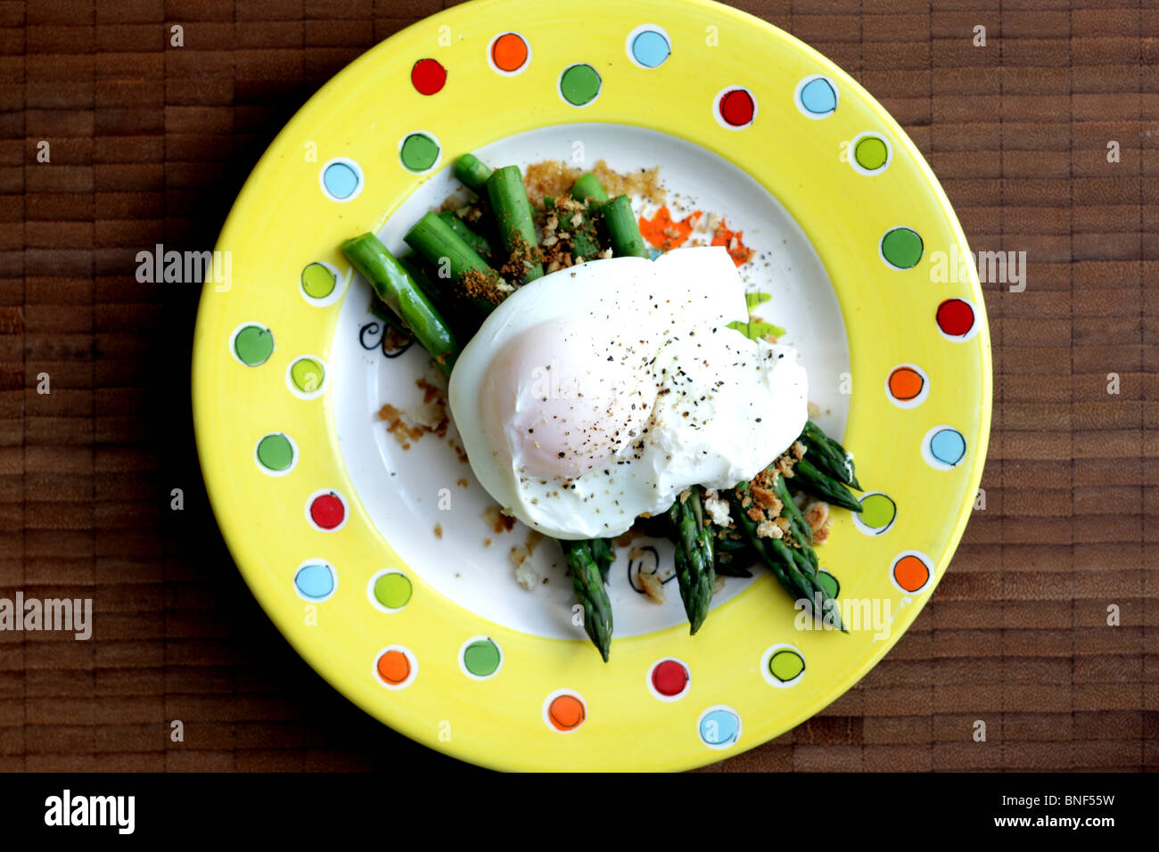 Fresco e salutare Uovo affogato con gli asparagi servita su una piastra con n. di persone Foto Stock