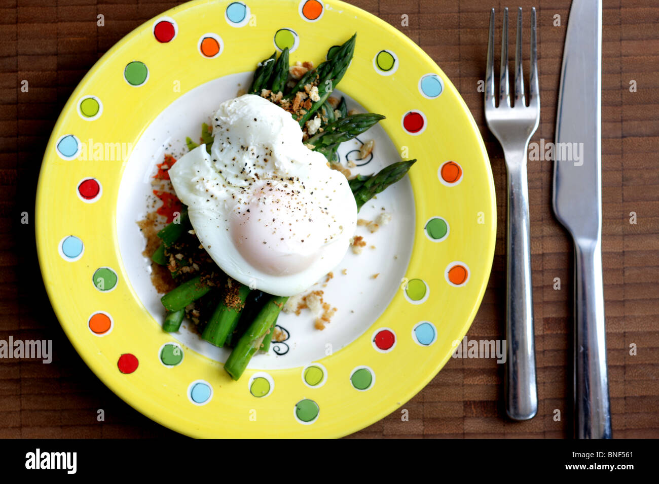 Fresco e salutare Uovo affogato con gli asparagi servita su una piastra con n. di persone Foto Stock