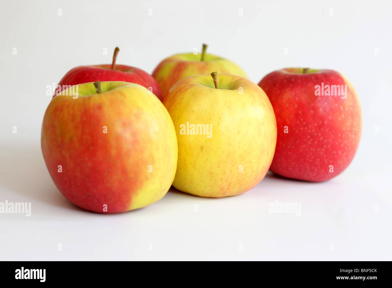Fresche e mature Juicy dolce Pink Lady mele contro uno sfondo bianco con un tracciato di ritaglio e nessun popolo Foto Stock