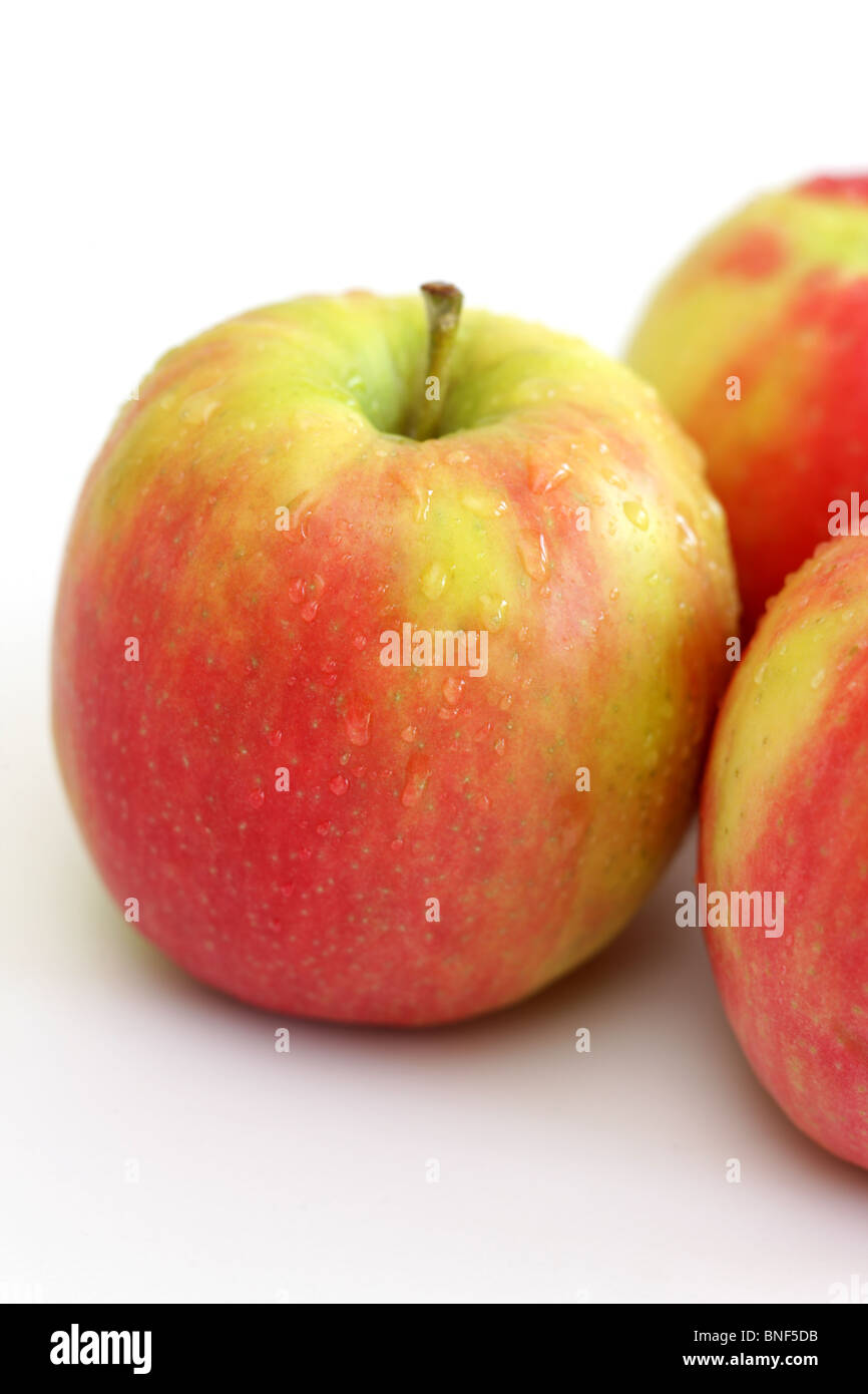 Fresche e mature Juicy dolce Pink Lady mele contro uno sfondo bianco con un tracciato di ritaglio e nessun popolo Foto Stock