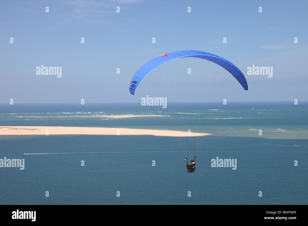 Parapendio volare sopra le Dune du Pyla vicino Arachon Francia Foto Stock