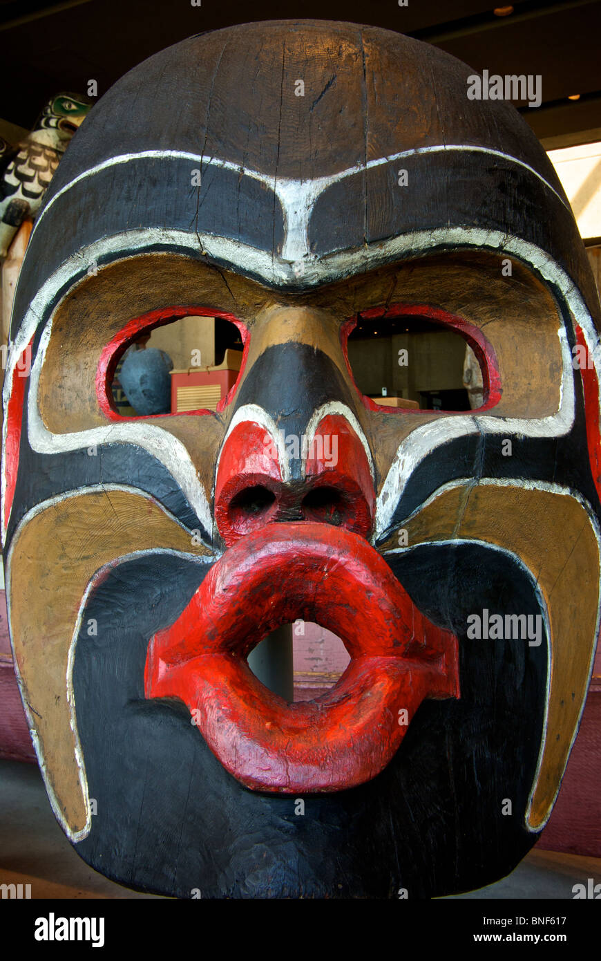 Cedro intagliato west coast presto delle Prime Nazioni maschera cerimoniale Museo di Antropologia di UBC Foto Stock