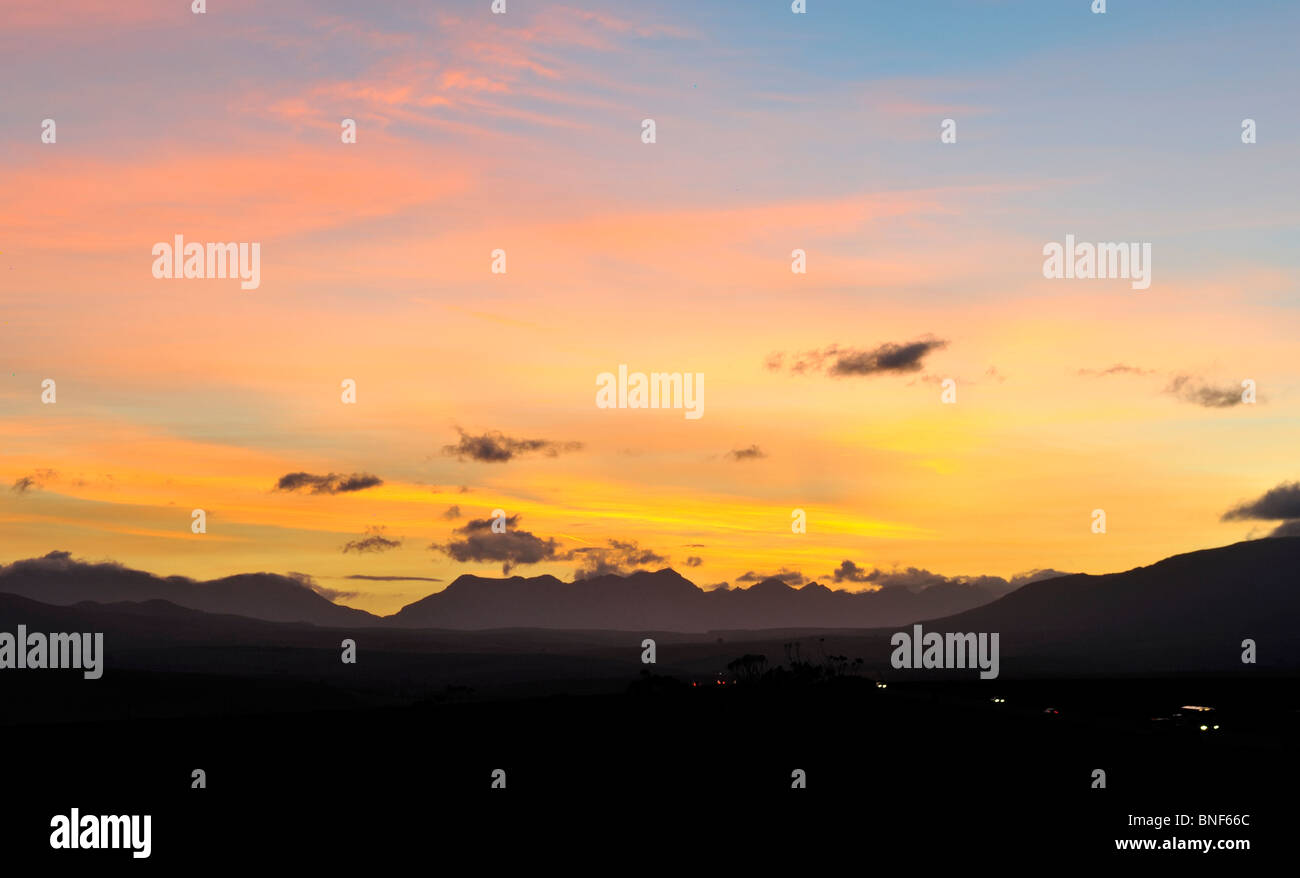 Luci del veicolo presso sunrise, Overberg, Provincia del Capo Occidentale, Sud Africa Foto Stock