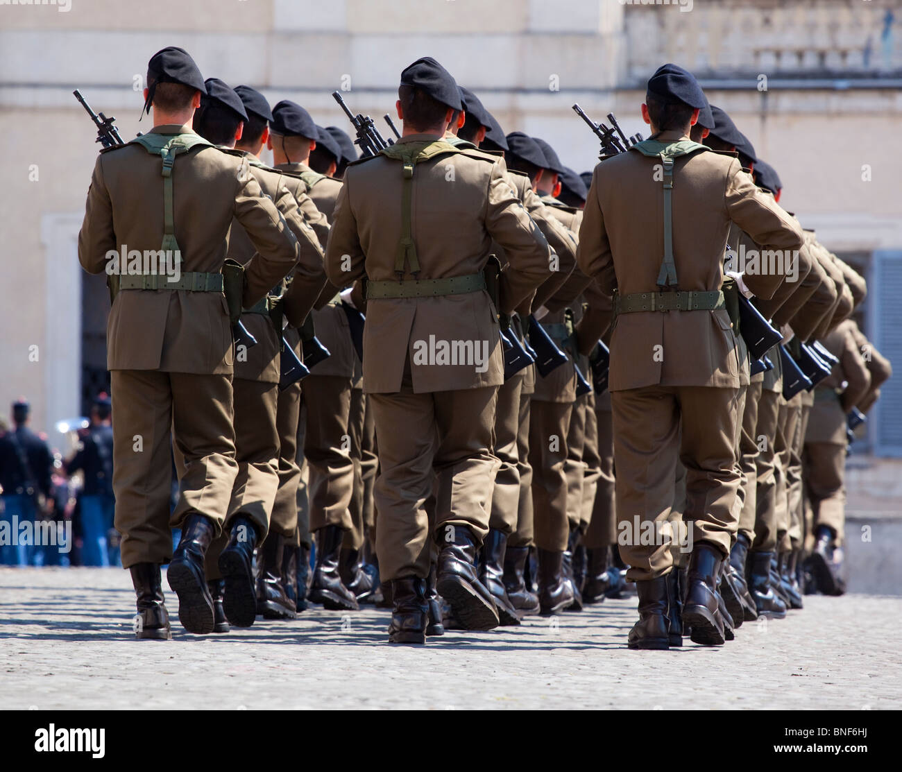 Italia Lazio Roma. La polizia italiana sfilata sulla Piazza del Quirinale di fronte al Palazzo Presidenziale Foto Stock