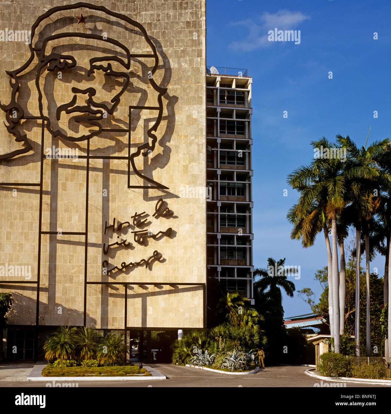 Imponente immagine di Che Guevara sul ministero dell'interno edificio In Place De La Rivoluzione cubana Havana Foto Stock
