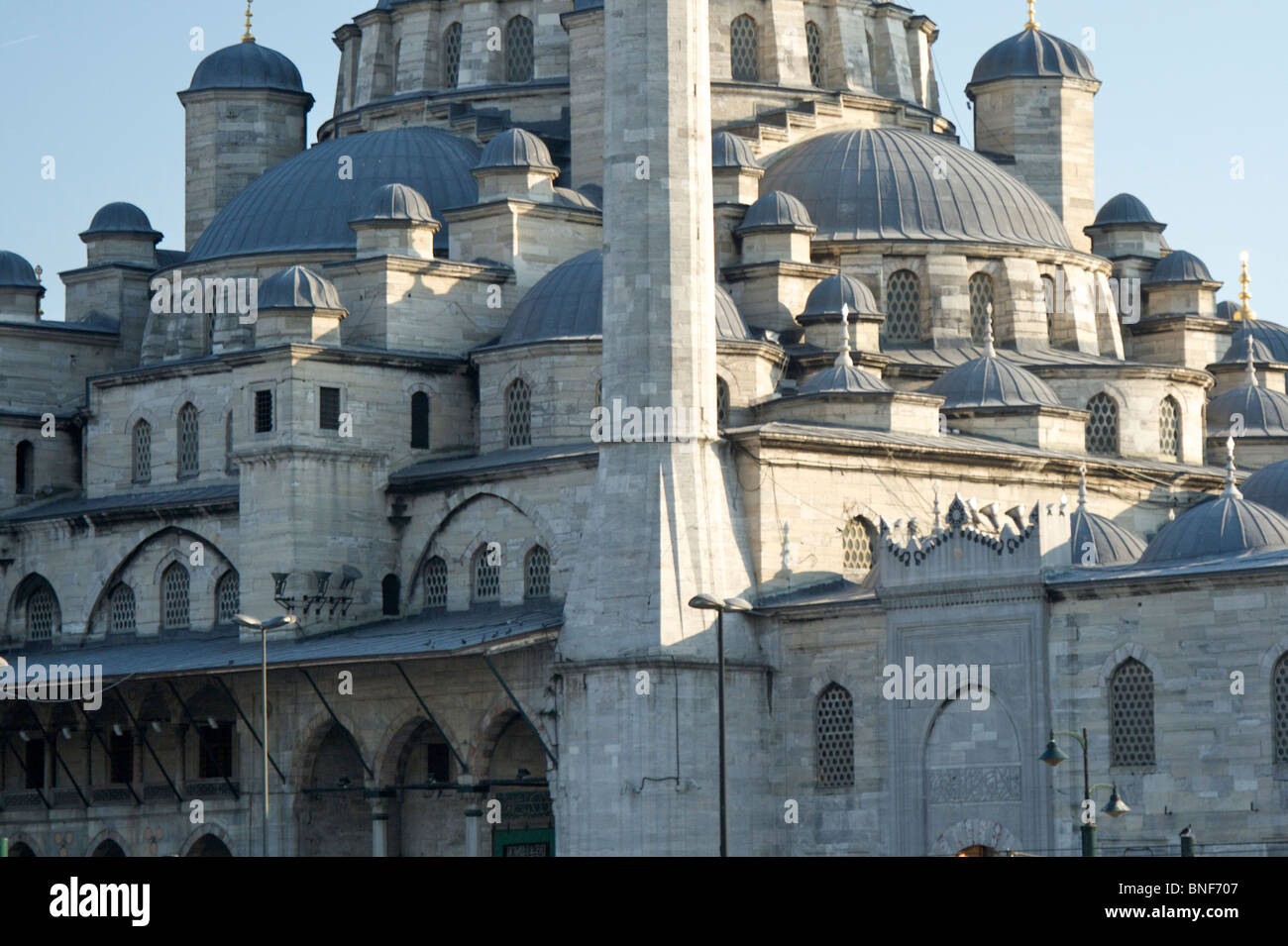 Yenii Cami (Nuova Moschea) è stato progettato dall'architetto Da'ud Aga situato sul bordo dell'acqua accanto al Ponte di Galata Foto Stock