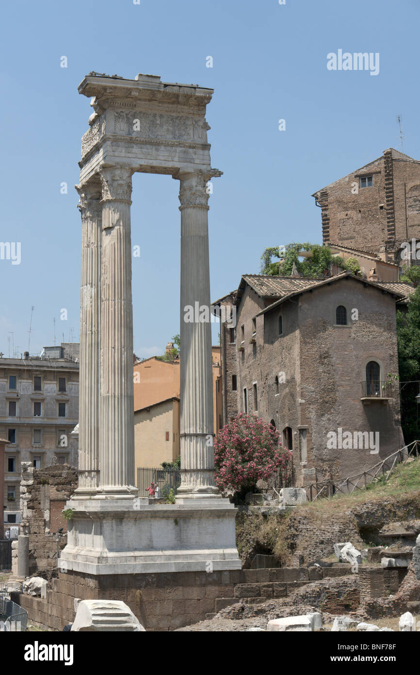 Roma, Italia. Rovine del tempio di Apollo e Sosianus albergo della catena Foto Stock