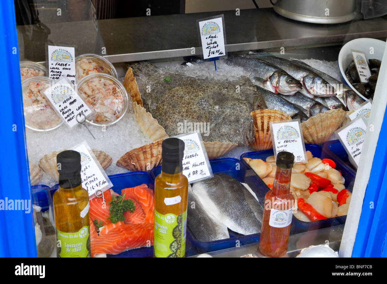 Finestra di un pescivendoli in Salcombe, Sud prosciutti, Devon. Il pesce fresco e i frutti di mare dalle acque locali sono in vendita. Foto Stock