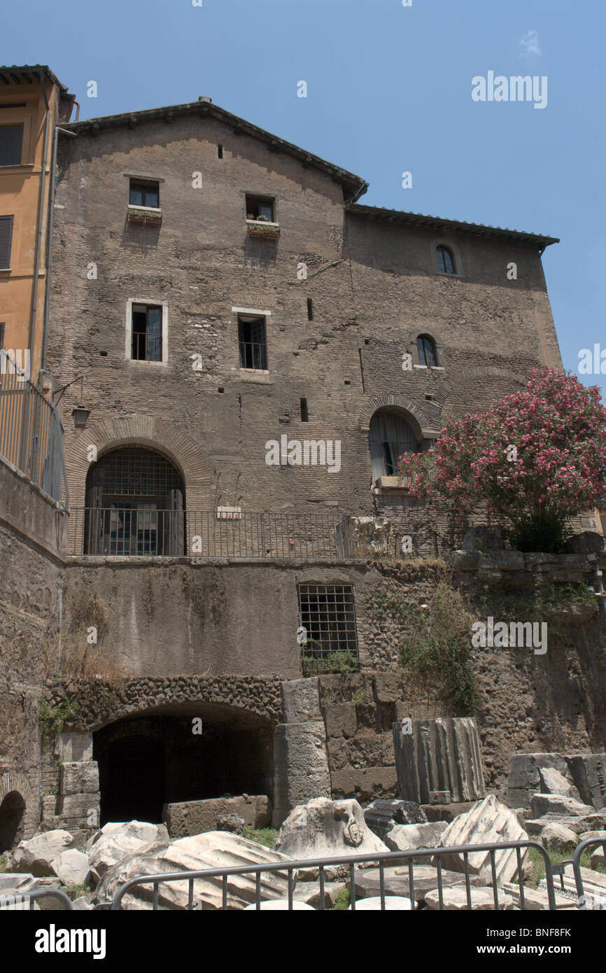 Roma, Italia. Il vecchio edificio medievale noto come albergo della catena. Foto Stock