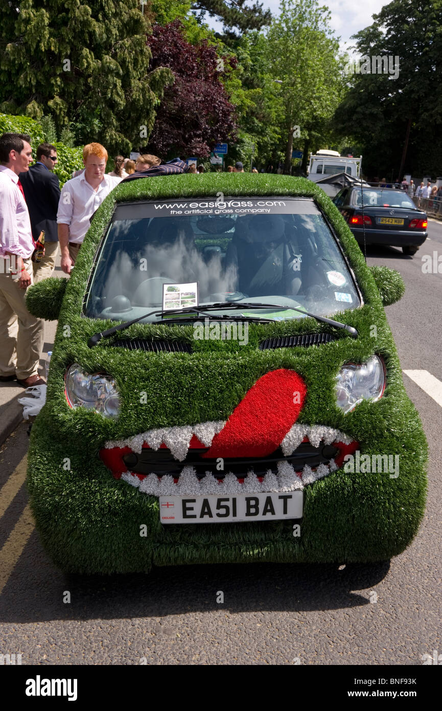 Artificiali erba verde avvolto su una Smart automobile parcheggiata su una strada a Henley Oxfordshire UK Foto Stock