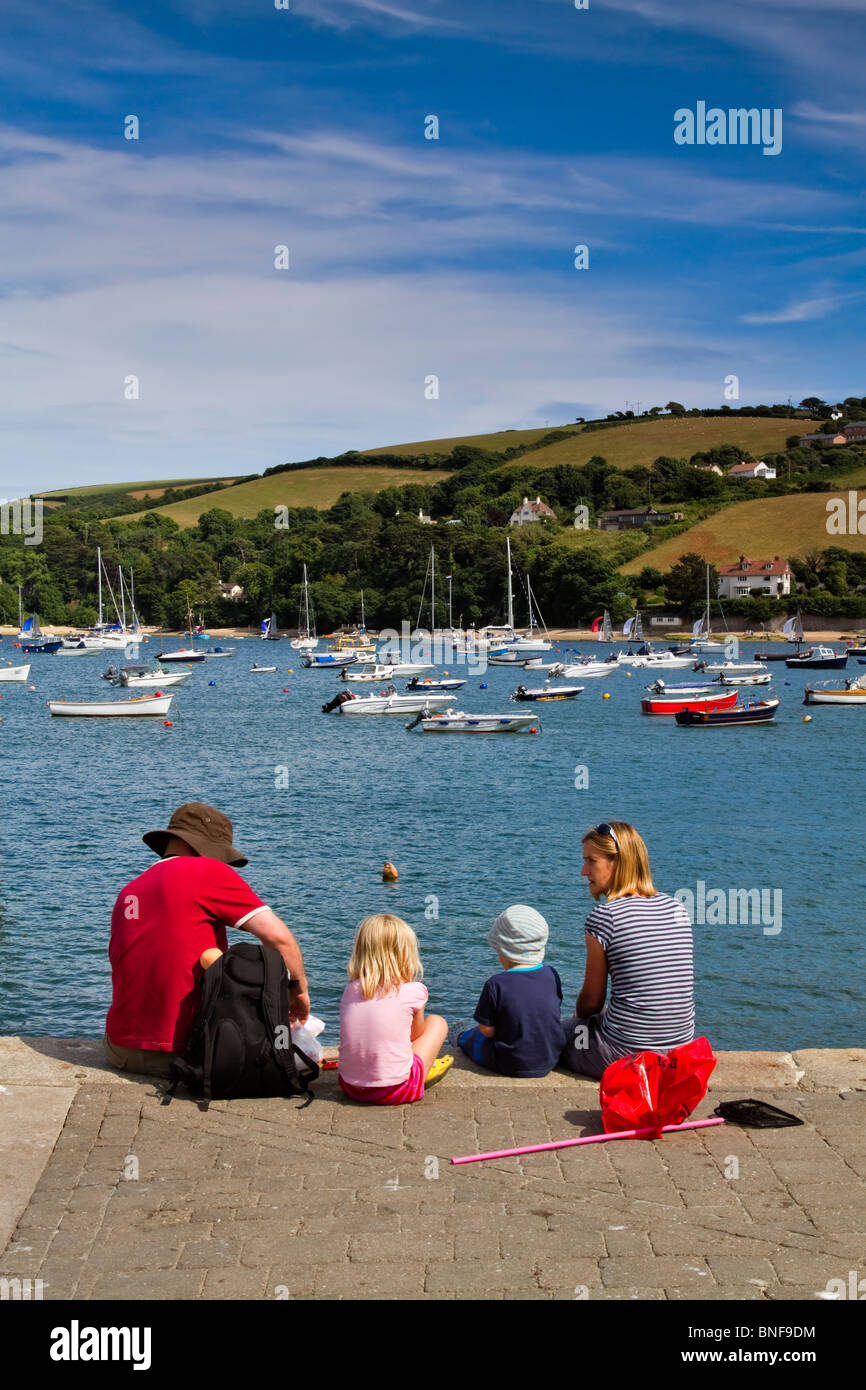 Famiglia pescato granchi su un dock a Salcombe, Sud prosciutti, Devon. Foto Stock