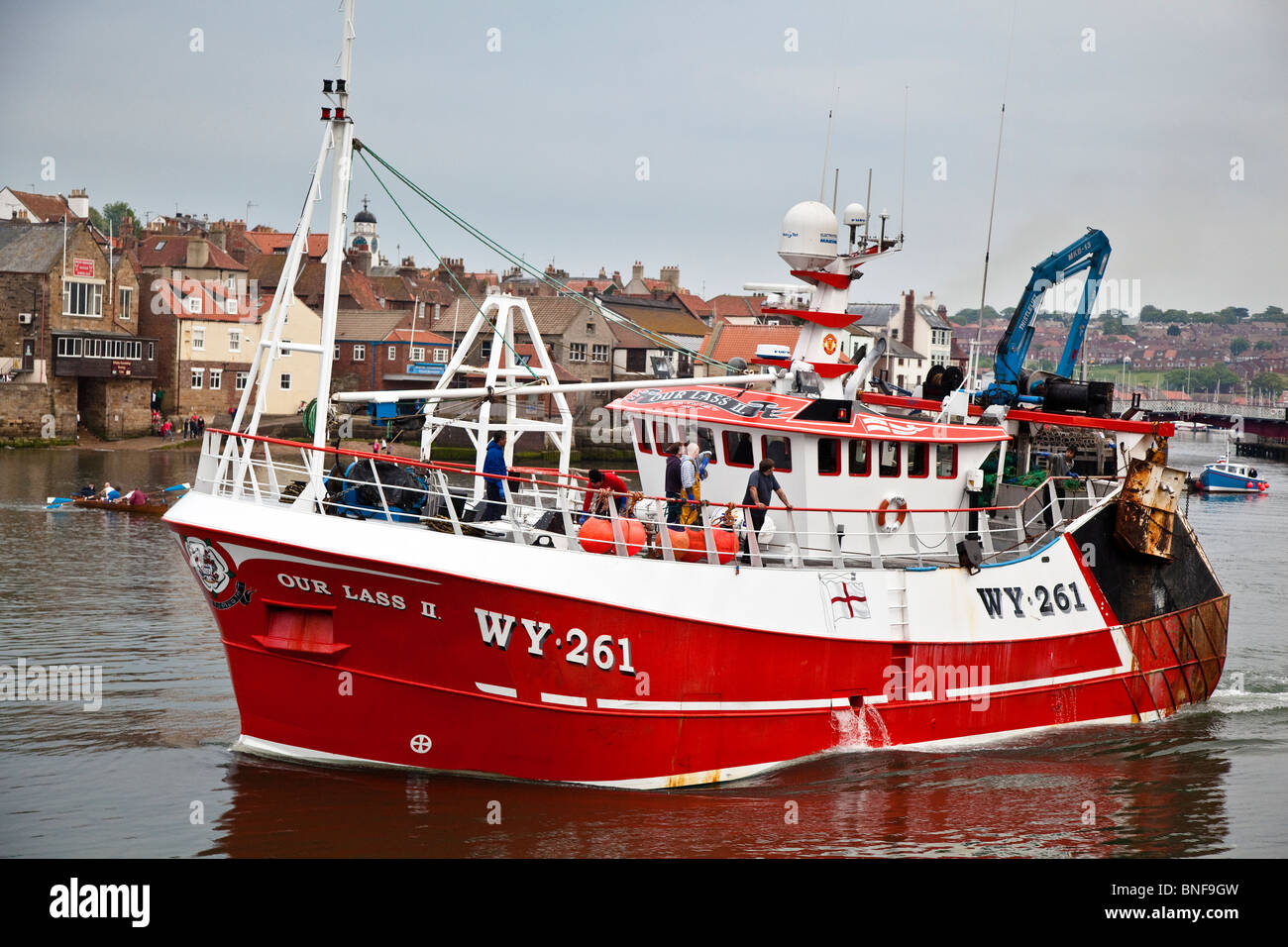 La pesca a strascico il nostro Lass WY261 lasciando Whitby Harbour, North Yorkshire Foto Stock