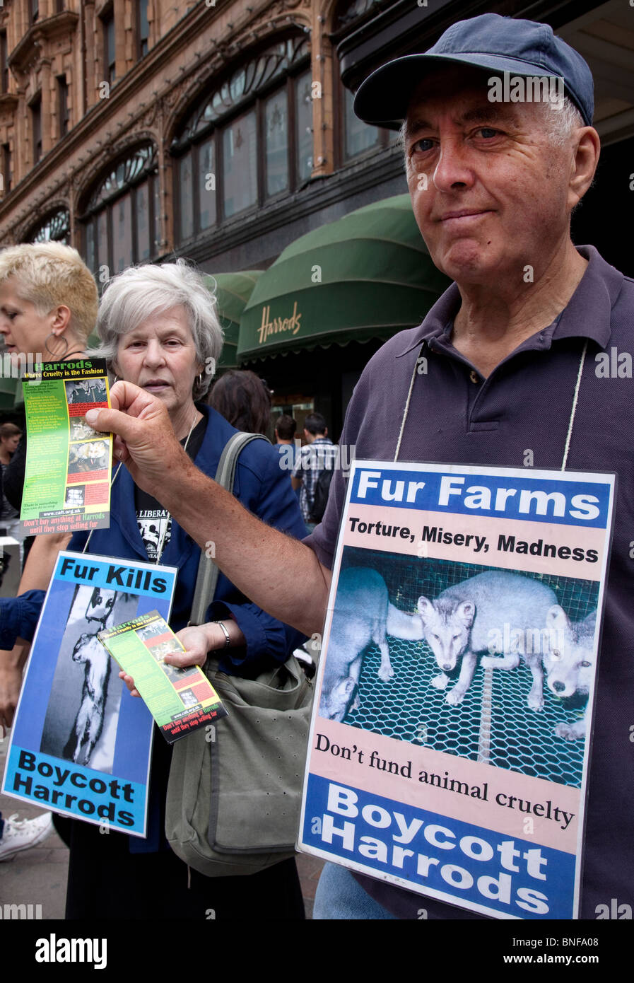 Anti commercio di pellicce manifestanti al di fuori dei magazzini Harrods, Londra Foto Stock