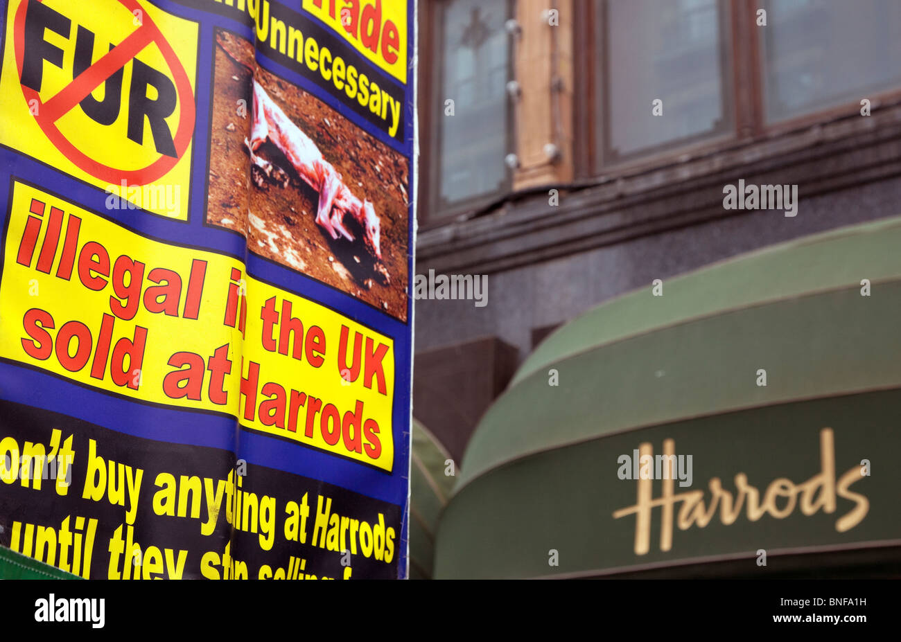 Anti commercio di pellicce protestare fuori Harrods, Londra Foto Stock