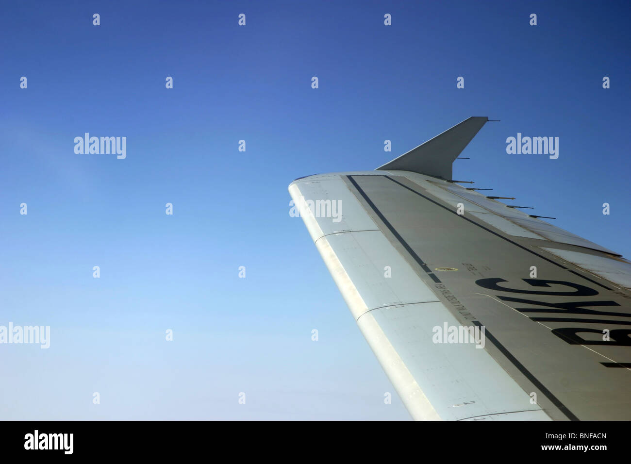 La vista attraverso un commerciale finestra jet in volo Foto Stock