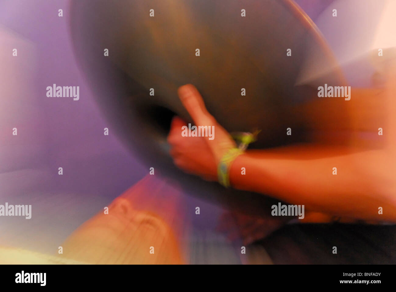 Guaritore New-Age utilizza un appendere (strumento musicale) per il trattamento di un paziente con il rilassante suono di musica e vibrazioni dell'aria Foto Stock