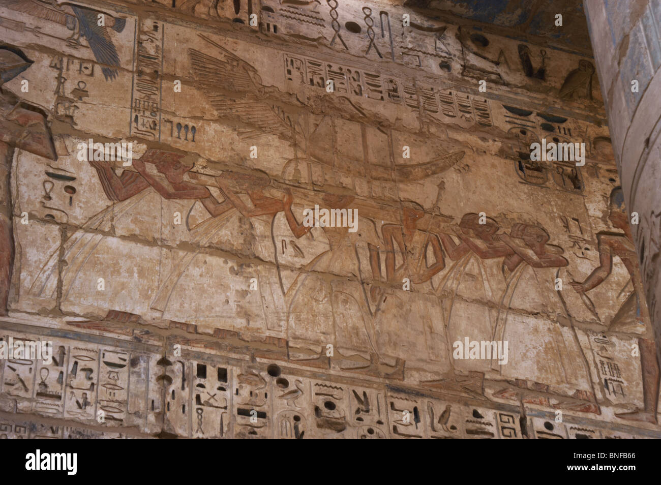 Tempio di Ramses III. La sacra barca solare portati dai sacerdoti. L'Egitto. Foto Stock